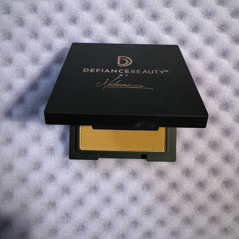 Bronzer in Gold